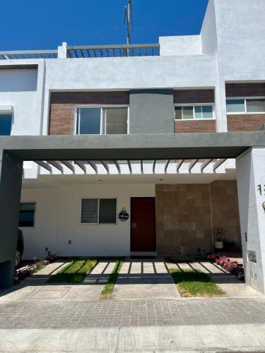 house with a roof – khách sạn tại Milenio 3Ra Secc