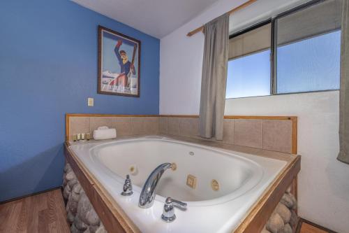 Big Bear Lakefront Lodge - image 3