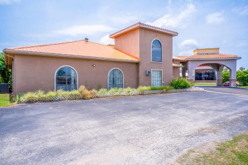 Lone Star Inn & Suites by OYO Harlingen TX - 출입구