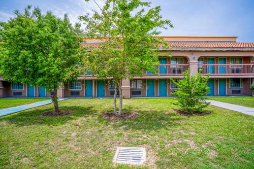 Lone Star Inn & Suites by OYO Harlingen TX - 정원