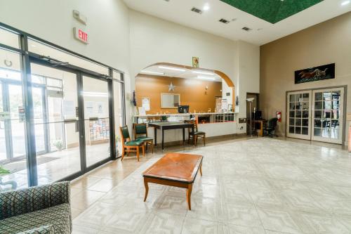 Lone Star Inn & Suites by OYO Harlingen TX - 로비