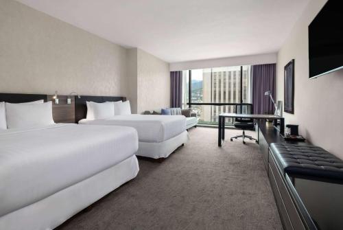 2 queen beds