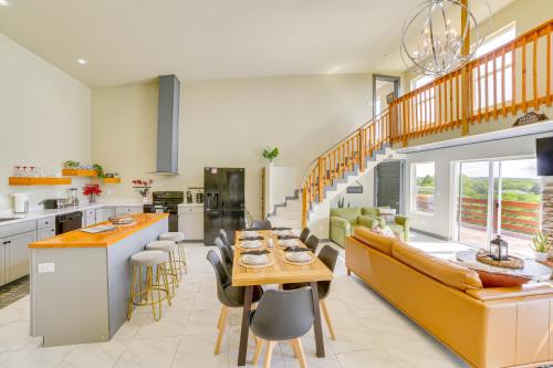 Lake Taneycomo Views: Family-Friendly Cabin! in Forsyth (MO)