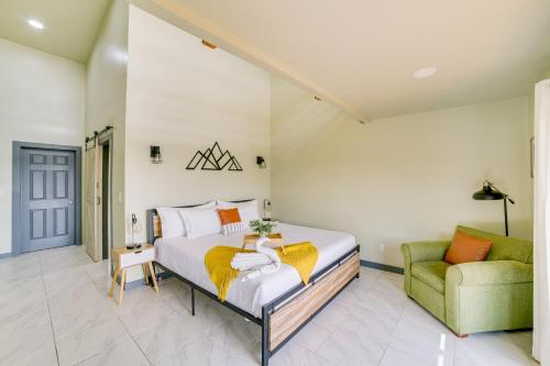 Lake Taneycomo Views: Family-Friendly Cabin! in Forsyth (MO)