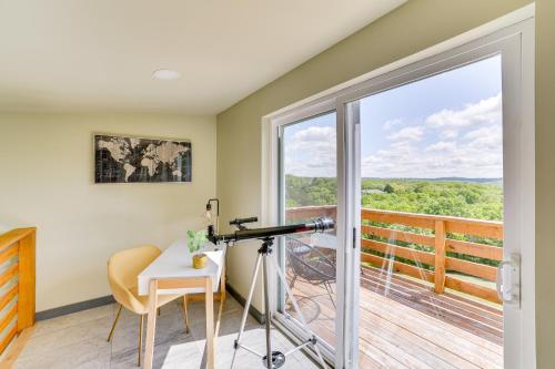 Lake Taneycomo Views: Family-Friendly Cabin! in Forsyth (MO)