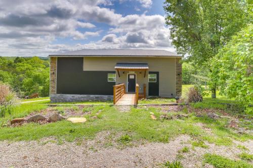 Lake Taneycomo Views: Family-Friendly Cabin! in Forsyth (MO)