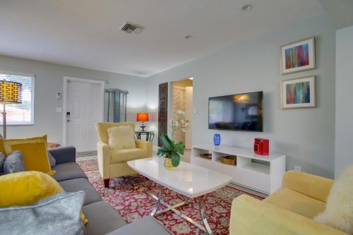 Modern Retreat 3 Miles From Fort Lauderdale Beach! in Fort Lauderdale, USA
