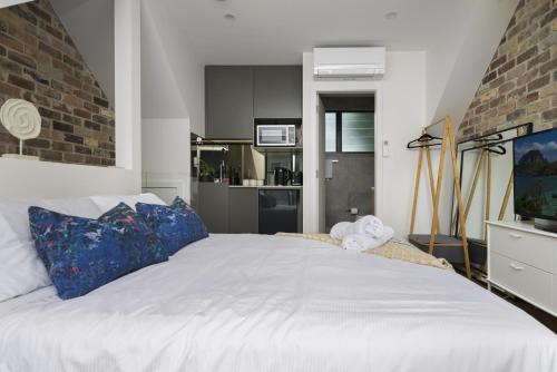 Architect-Designed Studio Retreat in Surry Hills - image 9