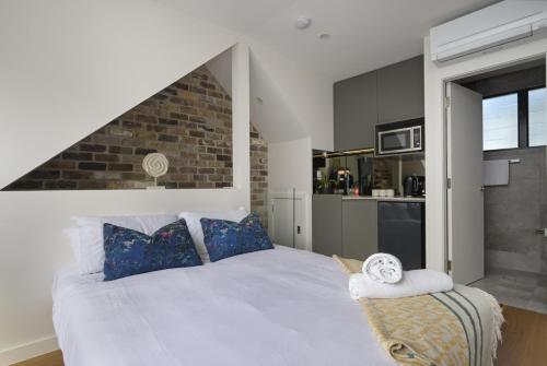 Architect-Designed Studio Retreat in Surry Hills - image 13