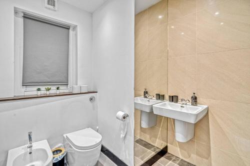3BR Retreat in Redcliffe Gardens - main image