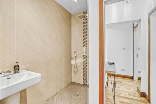 3BR Retreat in Redcliffe Gardens - image 6