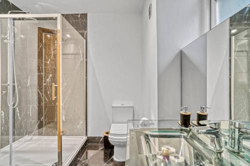 3BR Retreat in Redcliffe Gardens - image 2