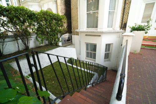 3BR Retreat in Redcliffe Gardens - image 7