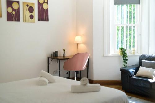 3BR Retreat in Redcliffe Gardens - image 11