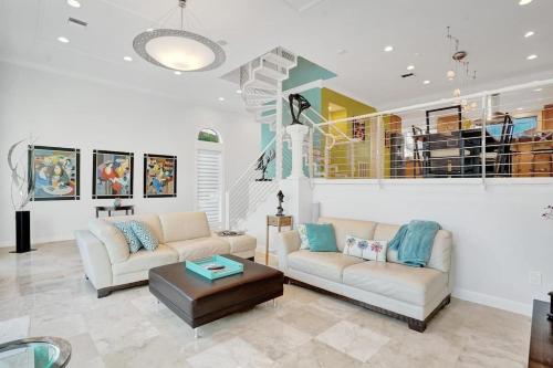 Massive waterfront home with pool – khách sạn tại Bờ biển phía Đông