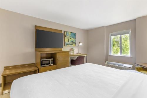 Best Western Plus Raleigh Crabtree Valley Hotel - image 9