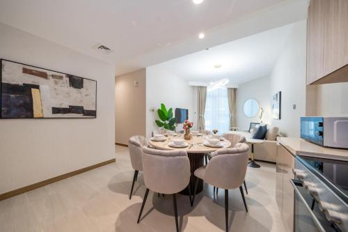 Modern 2BR Canal-Side Elegance - image 4