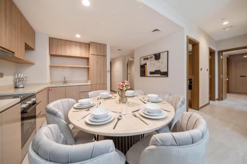 Modern 2BR Canal-Side Elegance - image 12