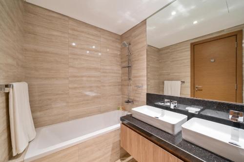 Modern 2BR Canal-Side Elegance - image 13