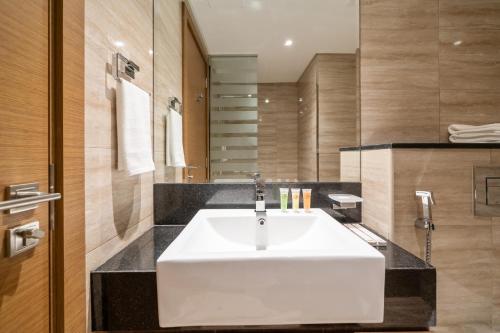 Modern 2BR Canal-Side Elegance - image 9
