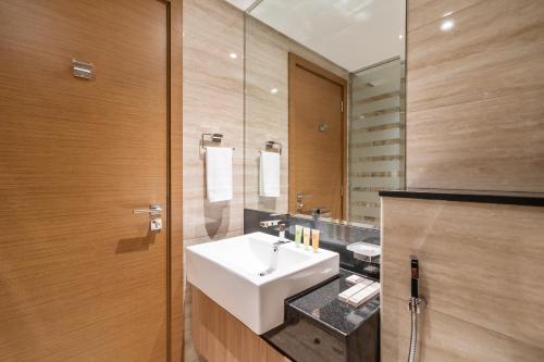 Modern 2BR Canal-Side Elegance - image 3