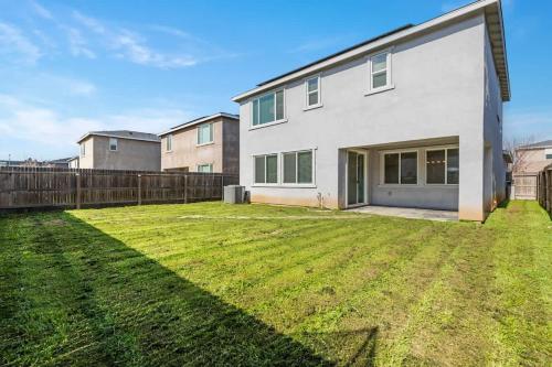 Perfect Brand New Home in Merced in Pine