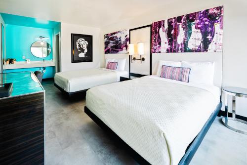 Queen Room with Two Queen Beds - Courtyard View image 3