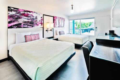 Queen Room with Two Queen Beds - Courtyard View image 2