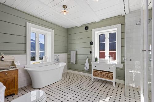 Tømmerhuset på Brekketunet (Tømmerhuset pa Brekketunet) in Mindresunde