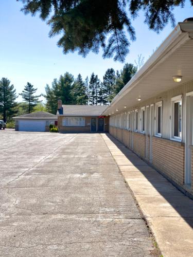 ทัศนียภาพภายนอกโรงแรม, Adams Motel in ซอลท์สเตมารี (ออนตาริโอ)
