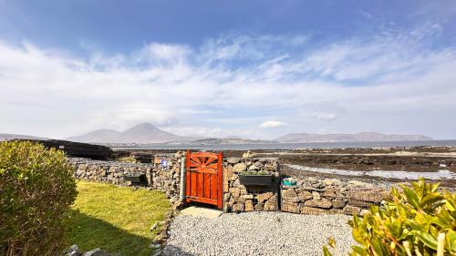 Carnmhor, Isle of Skye - Stunning 242 year old cottage on its own sea shore!, Breakish (zdjęcie 10)