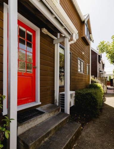 Comfortable 2BR Home w Free Parking, Easy Walk to City in Mount Victoria