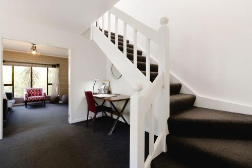 Comfortable 2BR Home w Free Parking, Easy Walk to City in Mount Victoria