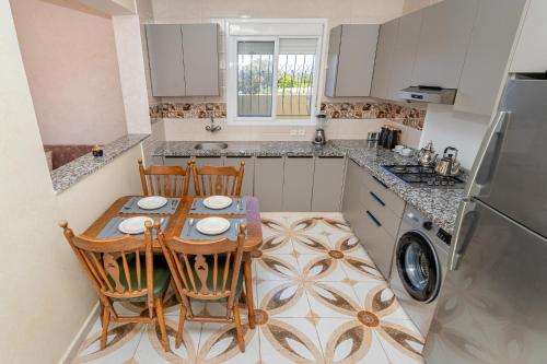 Kitchen, Magnifique appartement avec jardin en face de la mer in Mnar