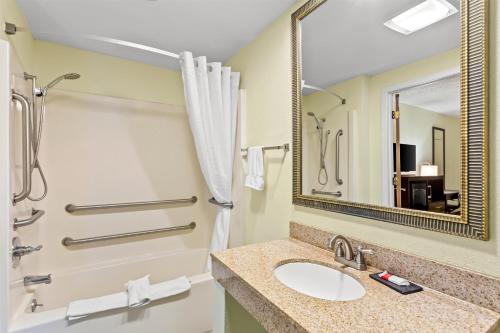 Econo Lodge - image 11