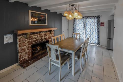 Enchanting Upper Unit with City Charm in 漢普登
