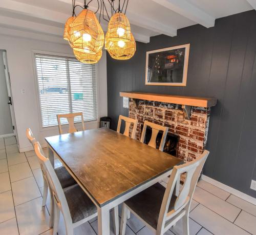 Enchanting Upper Unit with City Charm in 漢普登
