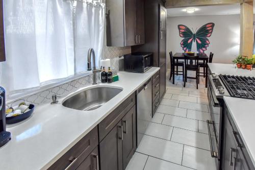 Enchanting Upper Unit with City Charm in 漢普登