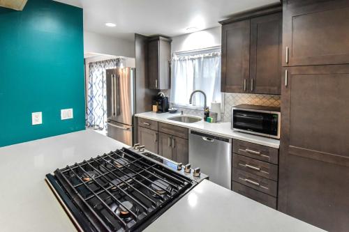 Enchanting Upper Unit with City Charm in 漢普登