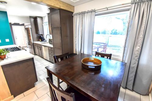 Enchanting Upper Unit with City Charm in 漢普登