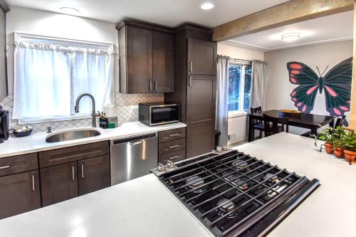 Enchanting Upper Unit with City Charm in 漢普登