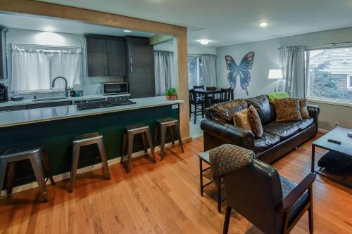 Enchanting Upper Unit with City Charm in 漢普登