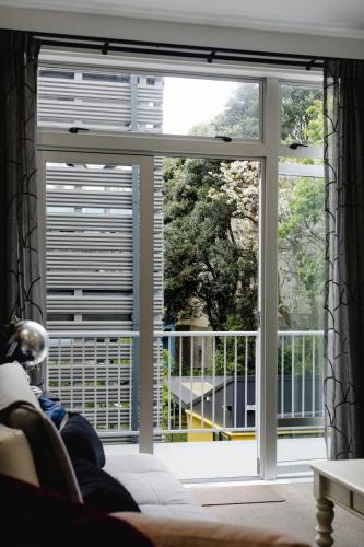 Spacious 3BR Retreat on City Fringe w Free Parking in Newtown