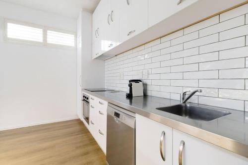 Spacious 3BR Retreat on City Fringe w Free Parking in Newtown