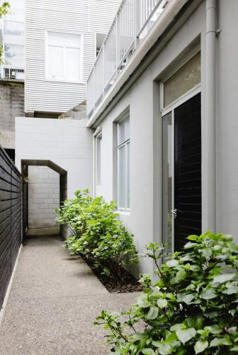 Spacious 3BR Retreat on City Fringe w Free Parking in Newtown