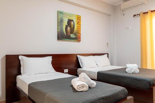 Triple Room with Balcony image 10
