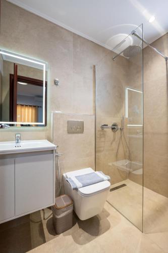 Triple Room with Balcony image 9
