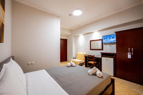 Double Room with Balcony image 10
