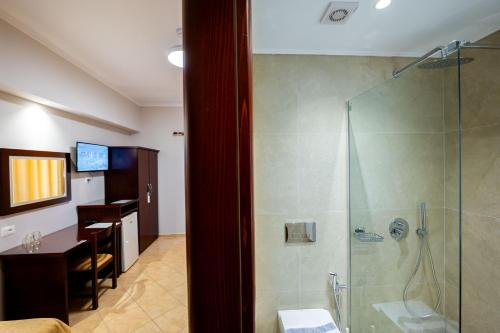 Double Room with Balcony image 9