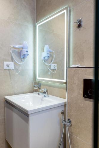 Triple Room with Balcony image 8